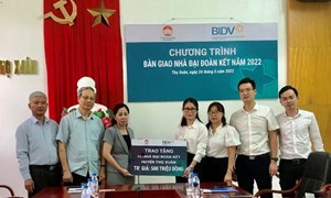 Thanh Hóa: Trao tiền hỗ trợ xây nhà Đại đoàn kết cho hộ nghèo huyện Thọ Xuân và thị xã Nghi Sơn