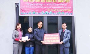 Bắc Ninh: MTTQ huyện Thuận Thành trao kinh phí hỗ trợ xây dựng nhà Đại đoàn kết cho hộ nghèo