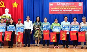 An Giang: Ủy ban MTTQ Việt Nam huyện Thoại Sơn trao 49 nhà Đại đoàn kết cho hộ nghèo