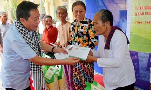 Ủy ban MTTQ tỉnh Kiên Giang trao 500 phần quà cho đồng bào Khmer 