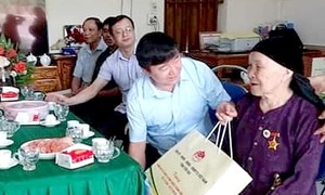 Ủy ban MTTQ tỉnh Yên Bái thăm, tặng quà thân nhân liệt sỹ, chiến sỹ Điện Biên, dân công hoả tuyến huyện Văn Chấn