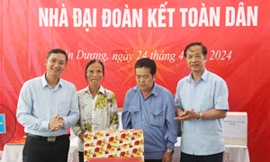 Bắc Giang: Bàn giao nhà đại đoàn kết cho hộ cận nghèo ở huyện Tân Yên