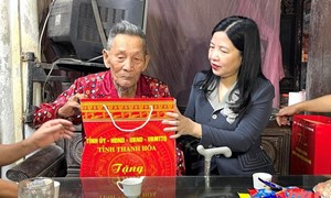 Trưởng Ban Dân vận, Chủ tịch Ủy ban MTTQ tỉnh Thanh Hóa thăm, tặng quà gia đình chính sách tại thị xã Nghi Sơn