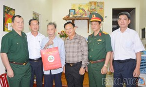 Chủ tịch Ủy ban MTTQ Việt Nam tỉnh Lào Cai Giàng Seo Vần thăm, tặng quà cựu chiến binh tại huyện Bảo Thắng