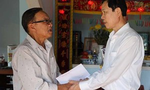 Ủy ban MTTQ tỉnh Quảng Ngãi thăm, tặng quà gia đình thân nhân chiến sĩ Điện Biên