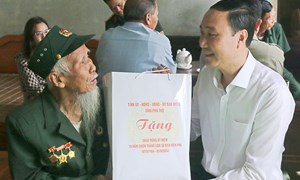 Lãnh đạo tỉnh Phú Thọ thăm, tặng quà tri ân các gia đình Anh hùng liệt sĩ, chiến sĩ Điện Biên, thanh niên xung phong, dân công hoả tuyến