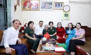 Chủ tịch UBND thành phố Hà Nội thăm, tặng quà chiến sĩ Điện Biên