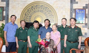 Ủy ban Mặt trận Tổ quốc tỉnh Quảng Trị thăm hỏi, tri ân chiến sĩ Điện Biên