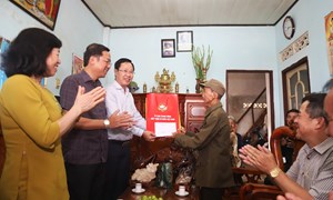 Ủy ban MTTQ Việt Nam tỉnh Lâm Đồng thăm, tặng quà chiến sĩ Điện Biên tại Bảo Lộc