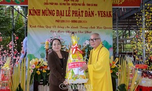 Ủy ban MTTQ Việt Nam tỉnh Cà Mau chúc mừng đại lễ Phật đản tại huyện Phú Tân