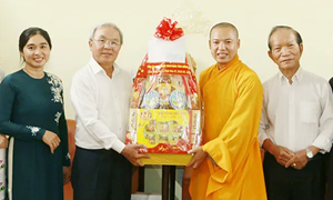 Ủy ban MTTQ Việt Nam tỉnh Đồng Nai chúc mừng Phật đản chức sắc Phật giáo tiêu biểu