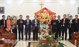 Phó Chủ tịch - Tổng Thư ký Lê Tiến Châu thăm, chúc mừng Tòa Giám mục Phát Diệm nhân dịp Lễ Giáng sinh năm 2022