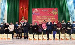 Trưởng Ban Tuyên giáo Trung ương Nguyễn Trọng Nghĩa thăm, tặng quà tết tại tỉnh Phú Thọ