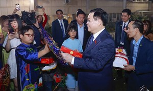 Chủ tịch Quốc hội Vương Đình Huệ gặp mặt cộng đồng người Việt Nam tại một số nước châu Âu