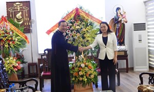 Phó Chủ tịch - Tổng Thư ký UBTƯ MTTQ Việt Nam Nguyễn Thị Thu Hà thăm và chúc mừng Tòa Giám mục Giáo phận Bắc Ninh nhân Đại lễ Phục sinh 2024