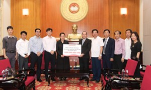 Phó Chủ tịch Hoàng Công Thủy tiếp nhận hỗ trợ 1,8 tỷ đồng cho người nghèo tỉnh Điện Biên