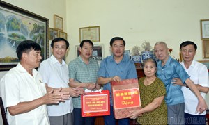Điện Biên: Thăm, tặng quà tri ân gia đình liệt sĩ, chiến sĩ Điện Biên tại TP. Điện Biên Phủ