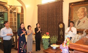 Phó Chủ tịch – Tổng Thư ký Nguyễn Thị Thu Hà dâng hương tưởng nhớ Đại tướng Võ Nguyên Giáp