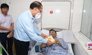 Phó Chủ tịch Hoàng Công Thủy thăm hỏi nạn nhân của vụ cháy tại quận Cầu Giấy, thành phố Hà Nội