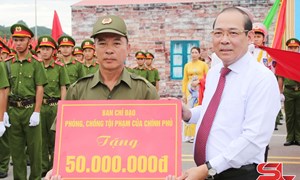 Phó Chủ tịch Hoàng Công Thủy dự Lễ ra mắt lực lượng tham gia bảo vệ an ninh trật tự tại cơ sở ở các huyện, thành phố trong tỉnh Sơn La