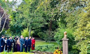 Chủ tịch Ủy ban Trung ương MTTQ Việt Nam dâng hoa tại tượng Bác Hồ ở Pháp