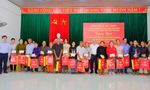 Chủ tịch Ủy ban Trung ương MTTQ Việt Nam Đỗ Văn Chiến tặng quà cho các gia đình chính sách tỉnh Quảng Trị