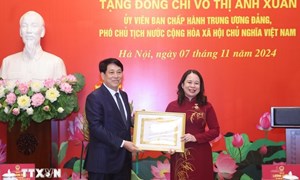 Chủ tịch nước Lương Cường dự Lễ trao huy hiệu 30 năm tuổi Đảng tặng Phó Chủ tịch nước