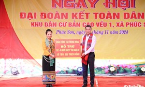 Trưởng Ban Tổ chức Trung ương Lê Minh Hưng chung vui Ngày hội Đại đoàn kết toàn dân tộc với nhân dân tỉnh Nghệ An