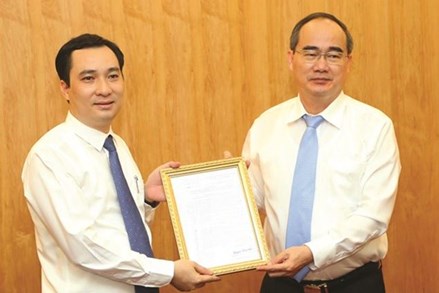 Chủ tịch Nguyễn Thiện Nhân trao Quyết định bổ nhiệm Tổng Biên tập Tạp chí Mặt trận