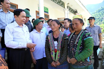 Chủ tịch Trần Thanh Mẫn thị sát vùng tâm lũ Mường La, tỉnh Sơn La
