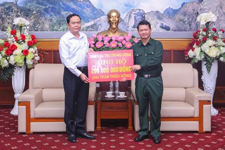 Chủ tịch Trần Thanh Mẫn trao 200 triệu đồng hỗ trợ nhân dân tỉnh Lào Cai