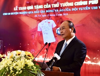 Thủ tướng trao kinh phí từ đấu giá bóng, áo của đội U23 cho 20 huyện nghèo 