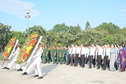 Lãnh đạo TPHCM dâng hương tưởng niệm các anh hùng liệt sĩ