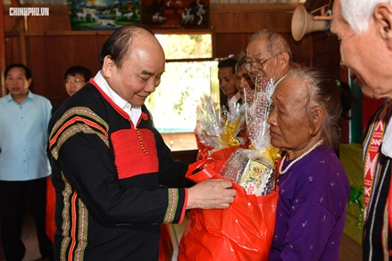 Thủ tướng thăm hỏi, trao quà Tết cho đồng bào dân tộc Tây Nguyên