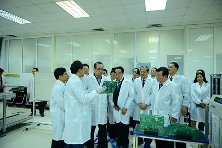 Phái đoàn cấp cao của Triều Tiên đến thăm tổ hợp nghiên cứu, sản xuất thiết bị dân sự của Viettel