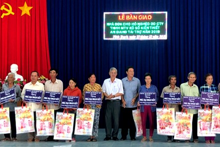 An Giang: Trao 34 căn nhà Đại đoàn kết cho hộ nghèo ở huyện Thoại Sơn