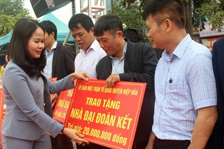 MTTQ tỉnh Bắc Giang chăm lo Tết cho người nghèo