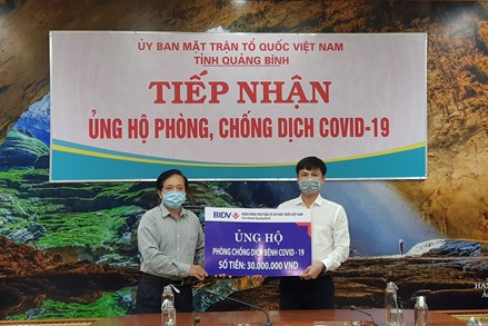 Ủy ban MTTQ tỉnh Quảng Bình tiếp nhận ủng hộ phòng, chống dịch bệnh Covid-19. 