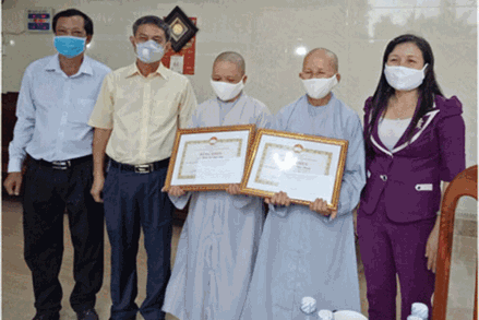 Ủy ban MTTQ Việt Nam tỉnh Bình Dương: Khen thưởng các cá nhân đóng góp tích cực trong phòng, chống dịch Covid-19