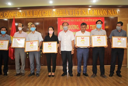 Quảng Nam: Tặng bằng khen cho 15 tập thể xuất sắc trong công tác phòng, chống dịch Covid-19