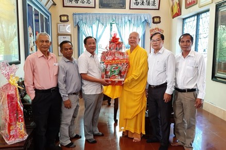 Ban Thường trực Ủy ban MTTQVN tỉnh An Giang, Kon Tum, Bắc Giang thăm, chúc mừng Đại lễ Phật đản