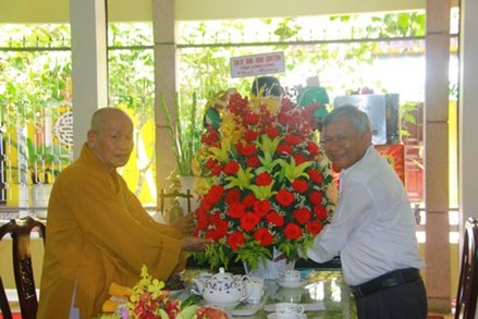 Ủy ban Mặt trận Tổ quốc Việt Nam tỉnh Tiền Giang, Vĩnh Long: Thăm, tặng hoa chúc mừng Đại lễ Phật đản