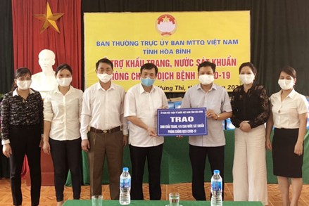 Ủy ban MTTQ tỉnh Hòa Bình trao 9.000 khẩu trang và 1.250 chai nước sát khuẩn cho 3 huyện Yên Thủy, Lạc Thủy, Mai Châu