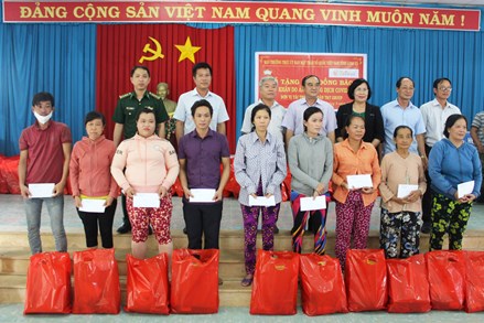MTTQ tỉnh Long An trao 700 phần quà cho người dân huyện Đức Huệ