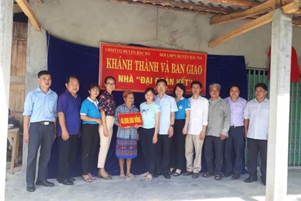 Bắc Hà (Lào Cai): Bàn giao Nhà “Đại đoàn kết” cho 2 hộ nghèo