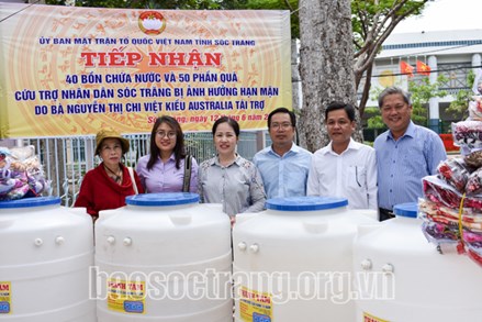 Ủy ban MTTQ tỉnh Sóc Trăng tiếp nhận hỗ trợ bồn chứa nước cho người dân bị ảnh hưởng hạn, mặn