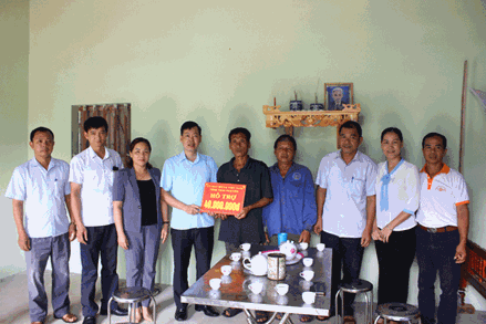 Ủy ban MTTQ tỉnh Thái Nguyên hỗ trợ gia đình bị sập nhà do mưa bão