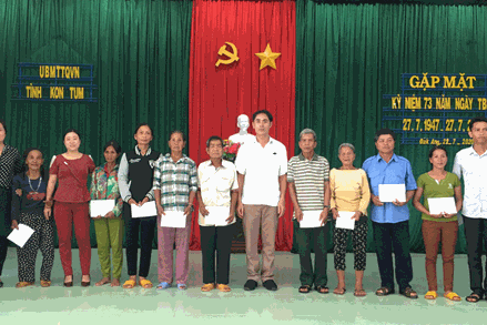 Ủy ban MTTQ tỉnh Kon Tum thăm, tặng quà cho đối tượng chính sách tại xã Đắk Ang, huyện Ngọc Hồi