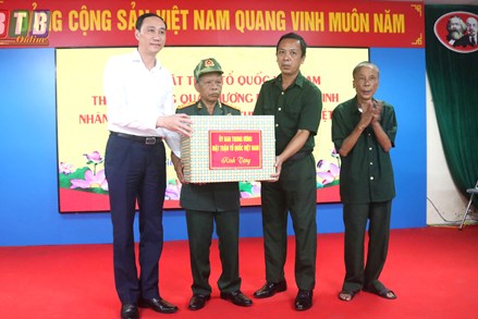 Đoàn công tác Ủy ban Trung ương MTTQ Việt Nam thăm, tặng quà người có công và dâng hương các anh hùng liệt sĩ 