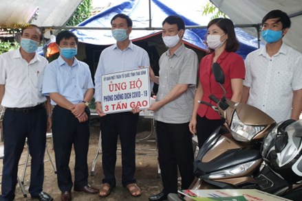 Uỷ ban MTTQ tỉnh Thái Bình hỗ trợ 3 tấn gạo cho nhân dân thôn Bùi, xã Hòa Tiến